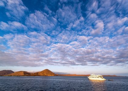 Exploration épique des Galápagos en yacht de luxe : Croisière vers les îles éloignées, les baies cachées et la faune rare – 15 jours